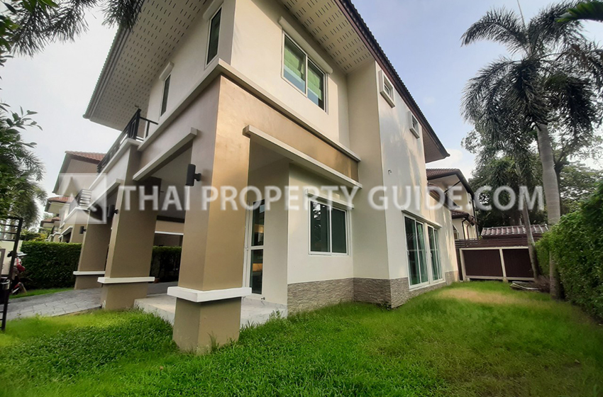 House with Shared Pool in Sukhumvit 